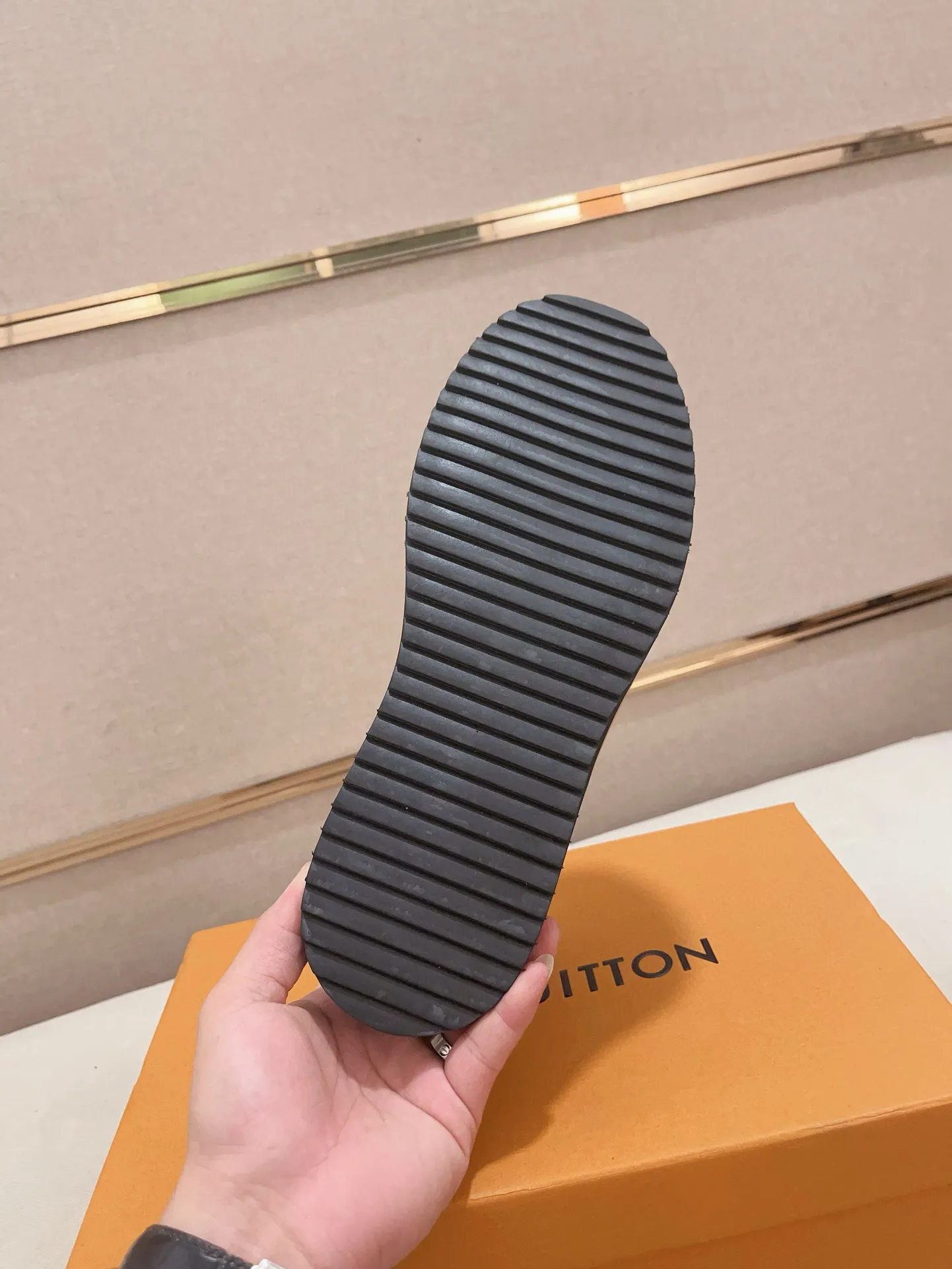 Men's shoes💰 400💰Louis Vuitton (Louis Vuitton/LV) top 🔍🔍 new models are on sale at the same time, the upper 🇮🇹 imported first-layer cowhide from Italy, fully imported sheepskin lining 💪💪, completely 1⃣️ to 1 ⃣️Re-engraved🇮🇹💪💪, ⚠Sole: The original sole is specially provided by the original factory, the exclusive movable molded sole is super comfortable, ⚠The original factory follows the order, 🔍🔍high quality, you can enter and exit the counter at will, welcome to compare⚠. Code number: 38-44. Can be customized for 45 non-refundable!